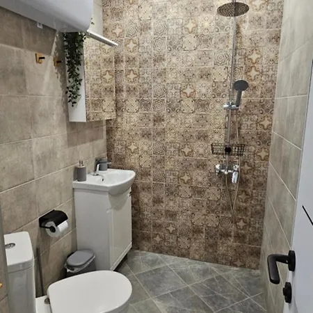 Apartmán By The Pool #10 *